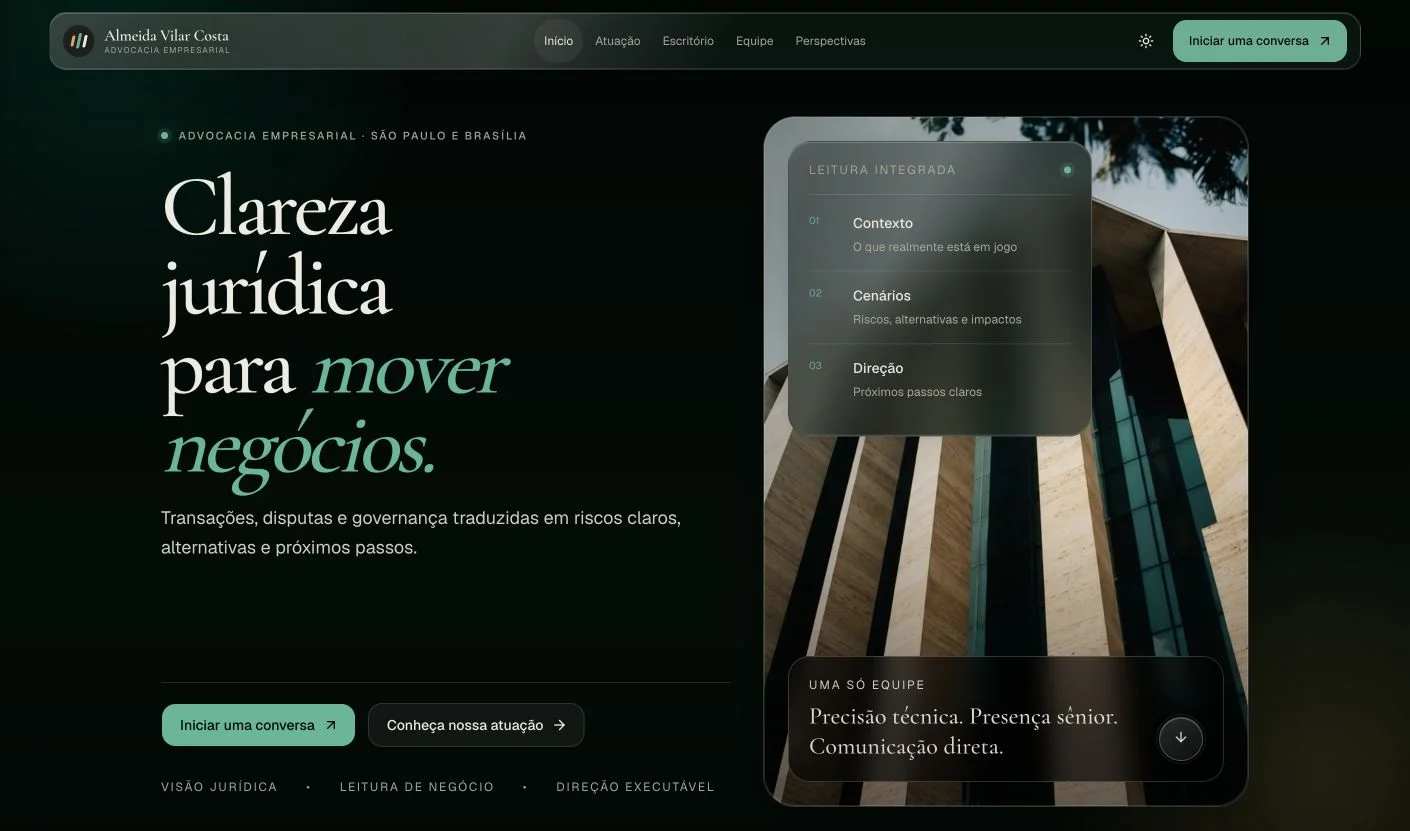 Página inicial do escritório Almeida Vilar Costa com o título Clareza jurídica para mover negócios e uma composição arquitetônica em tons de verde.