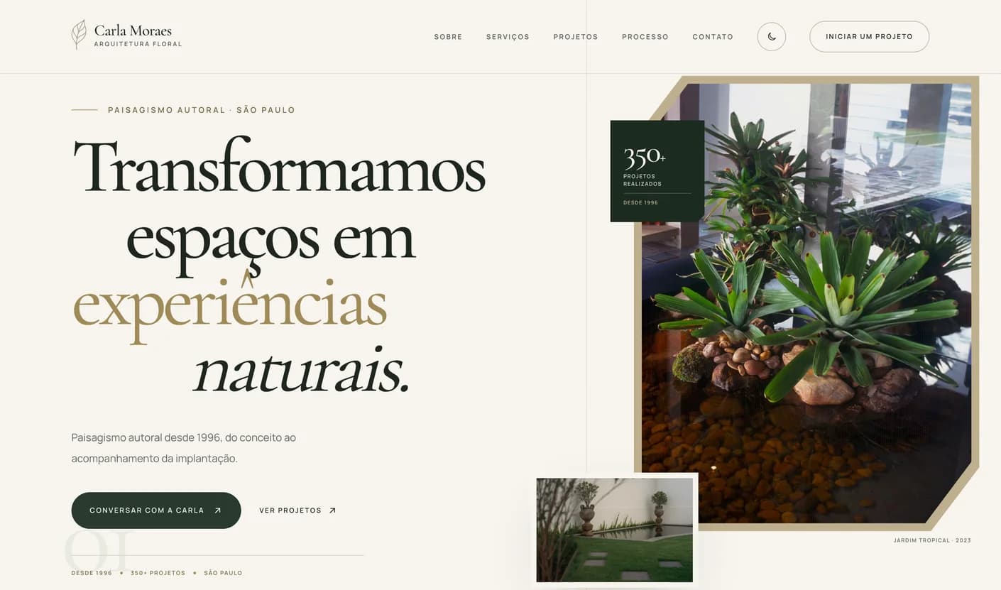 Página inicial de Carla Moraes Arquitetura Floral com o título Transformamos espaços em experiências naturais.