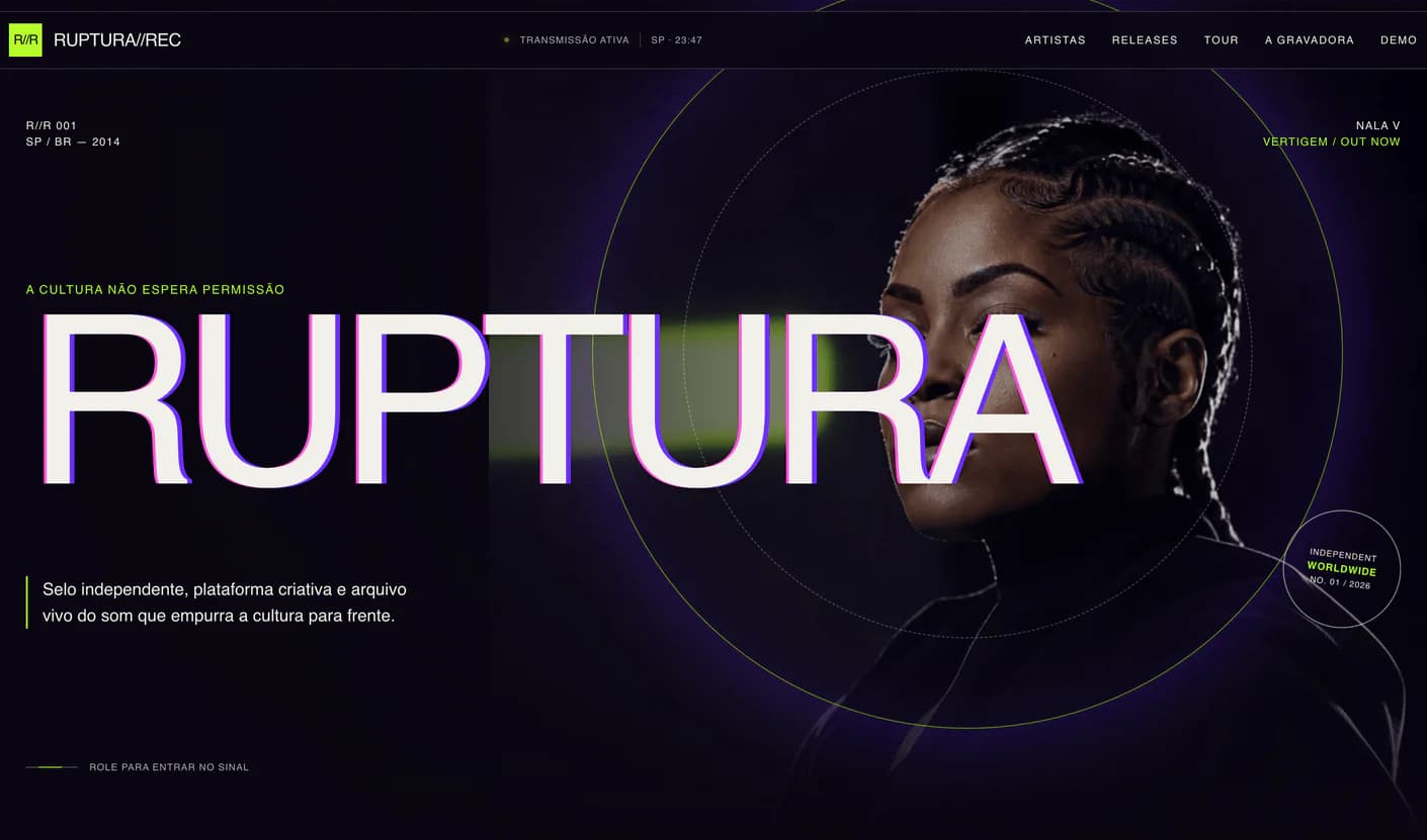 Página inicial da RUPTURA//REC com tipografia expressiva, o retrato de uma artista e a identidade visual do selo.